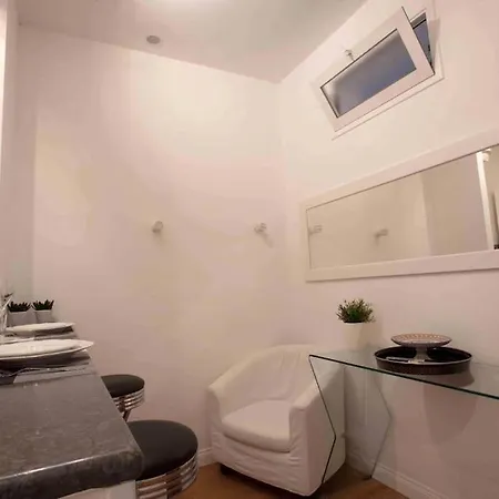 Lägenhet Tritone Apartment- First Floor *